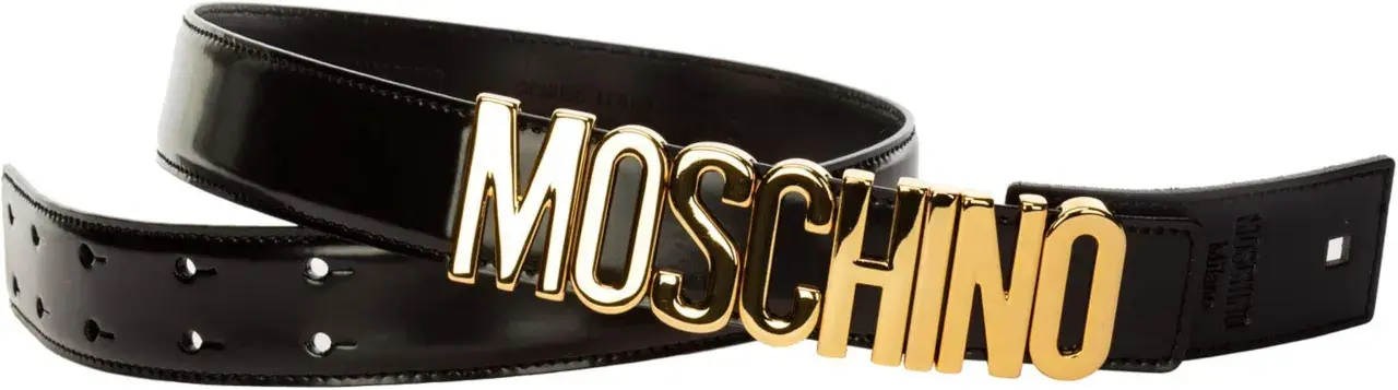 Cintura donna Moschino in pelle nera lucida con logo dorato a lettere cubitali. Un accessorio iconico per un look audace.