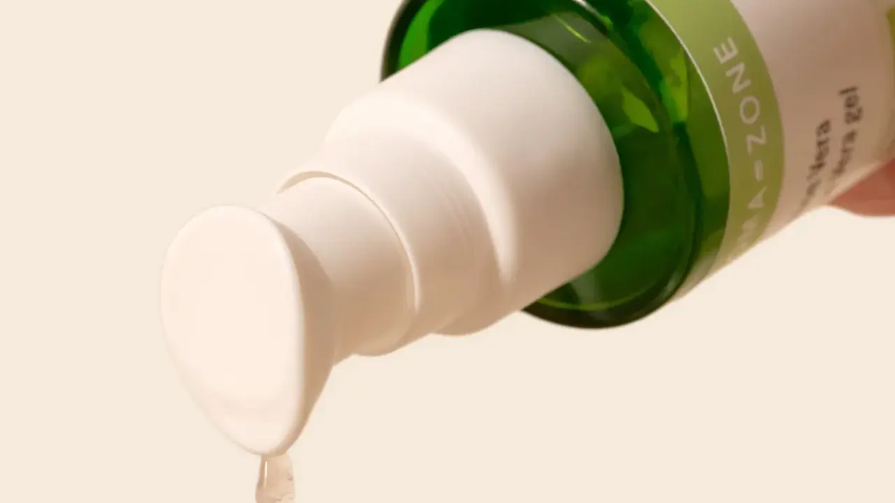 Goccia di gel di aloe vera da un flacone, ideale per lenire la dermatite seborroica.