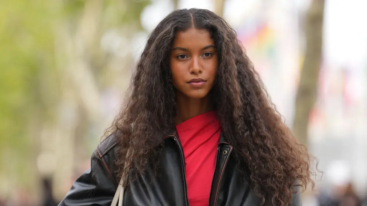 Capelli lunghi e mossi, un look da invidiare. Scopri come si usa la maschera per capelli per ottenere questo risultato.