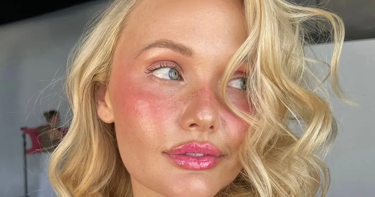 Viso di donna con pelle luminosa e rosata, labbra lucide. L'acido lattico a cosa serve? A donare idratazione e un aspetto radioso.