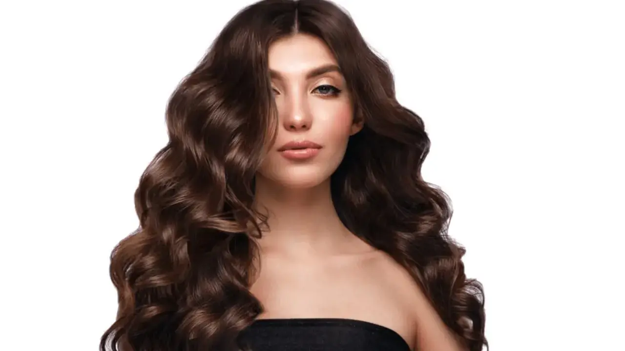 Capelli castani, lunghi e ondulati, morbidi e lucenti grazie al segreto di lasciare il balsamo sui capelli tutta la notte.