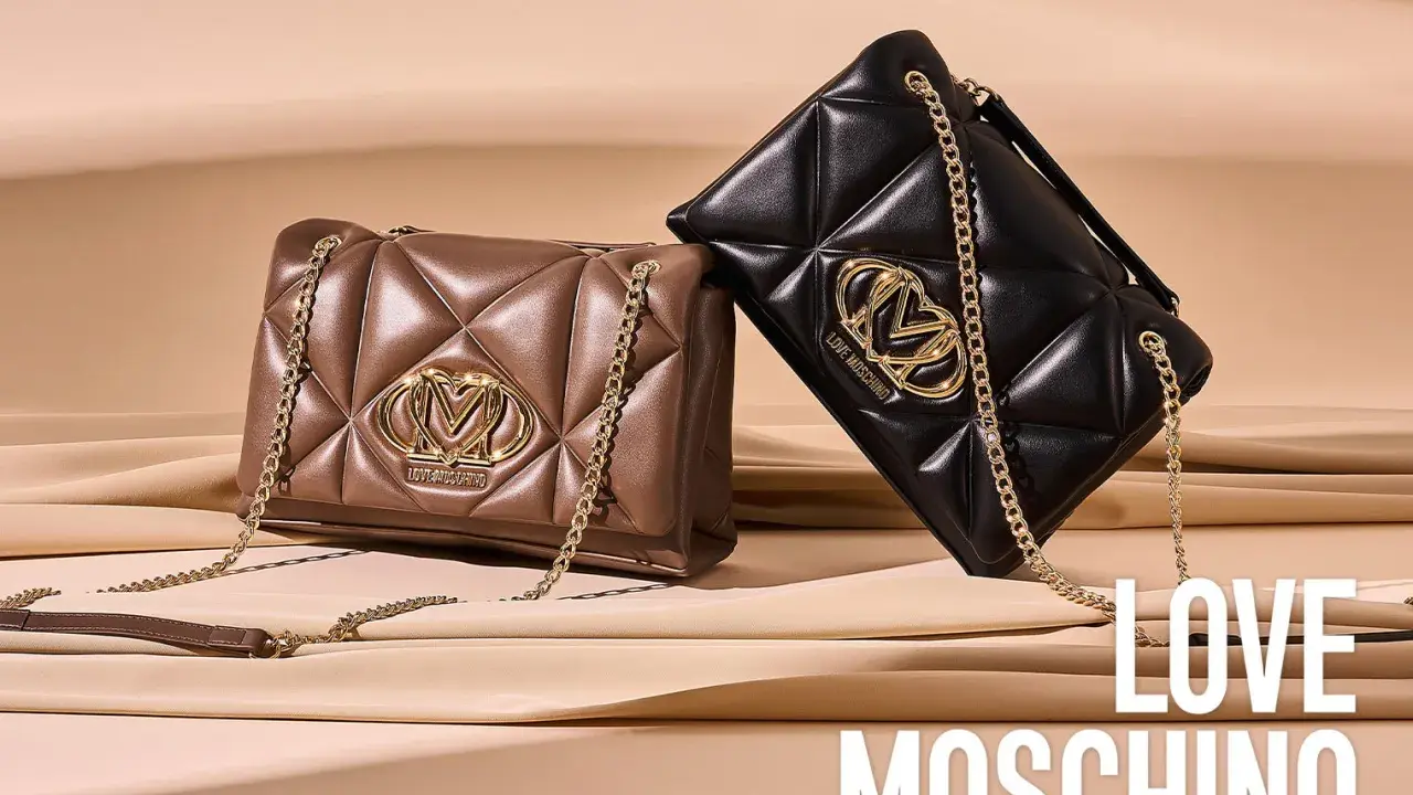 Due borse Moschino, una marrone e una nera, con trapuntatura a rombi e logo dorato. Le moschino tasche sono perfette per ogni occasione.