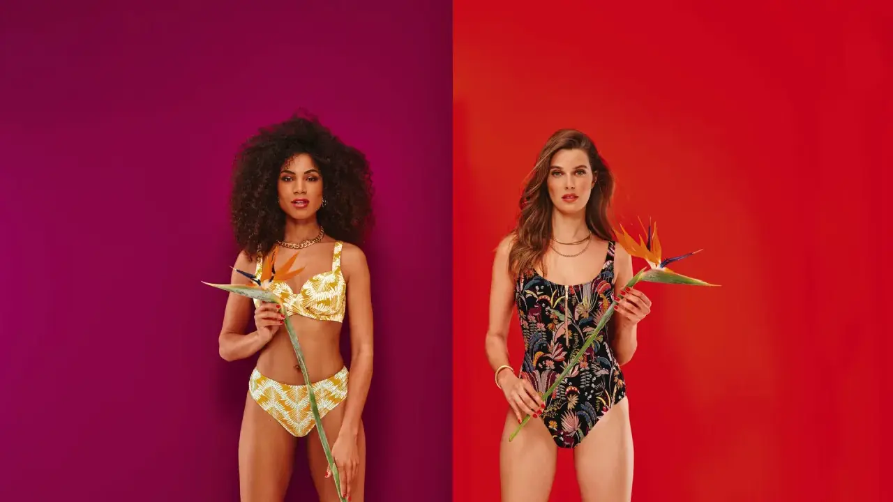 Due modelle con costumi Barrow, una in bikini giallo con fantasia tropicale, l'altra in costume intero nero con stampa floreale esotica.