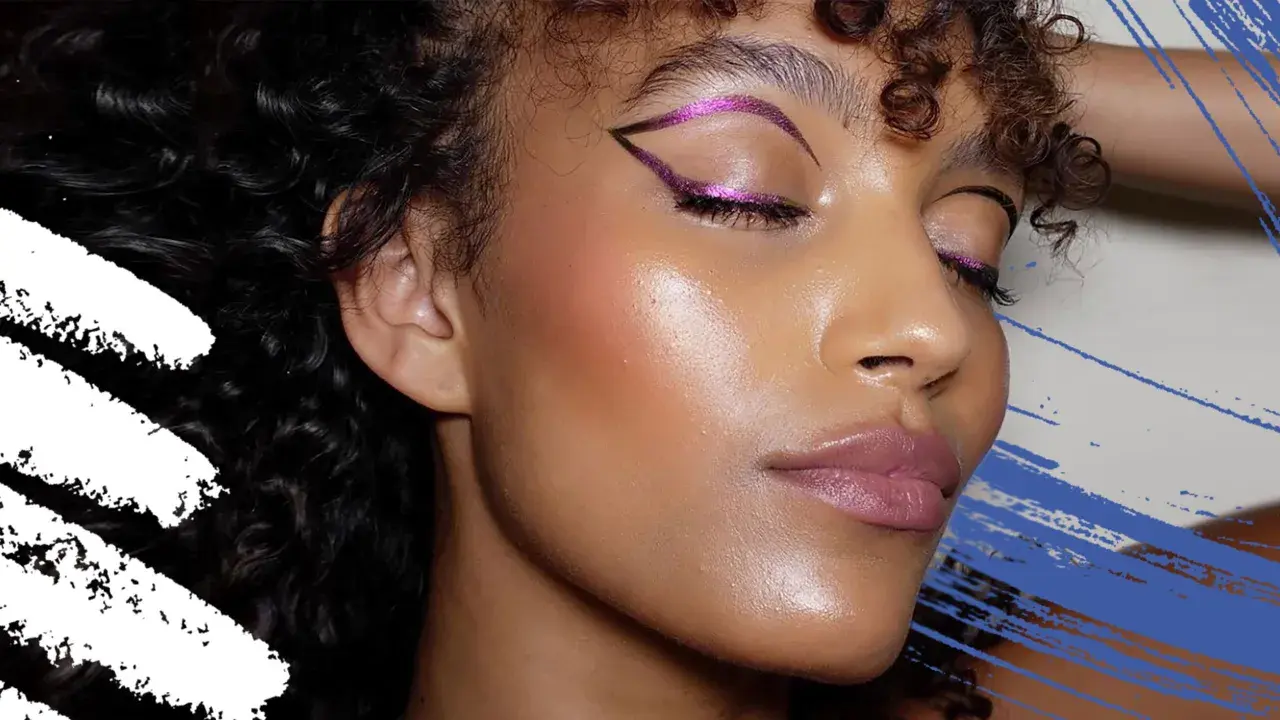 Occhi magnetici con eyeliner fucsia glitterato, labbra nude e pelle luminosa. Un trucco per more che esalta la bellezza naturale.