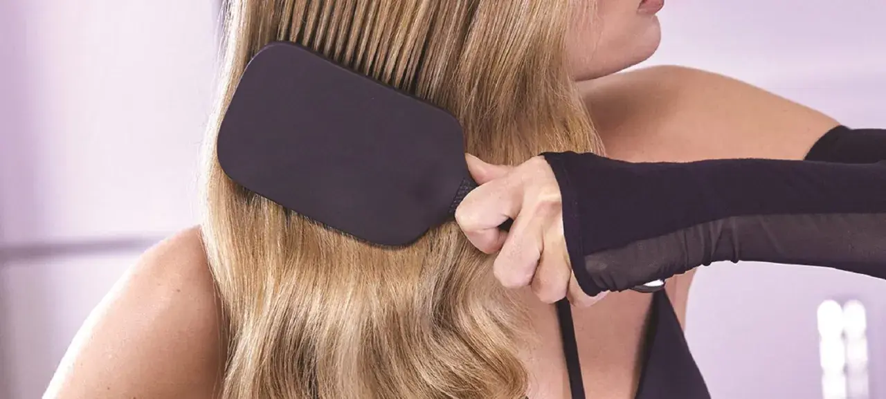 Donna spazzola capelli molto secchi. Scopri cosa fare per nutrirli e renderli morbidi e luminosi.