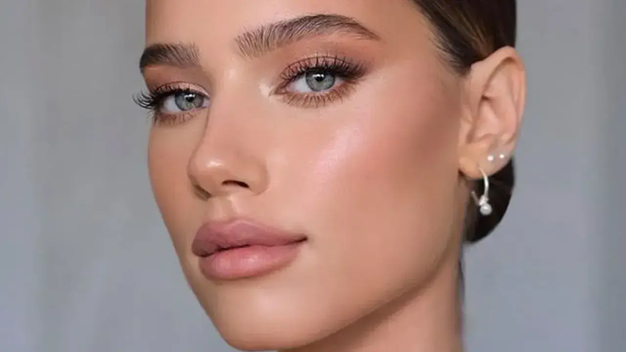 Trucco signora cerimonia: sguardo intenso, labbra naturali e pelle luminosa, un look perfetto per ogni evento speciale.