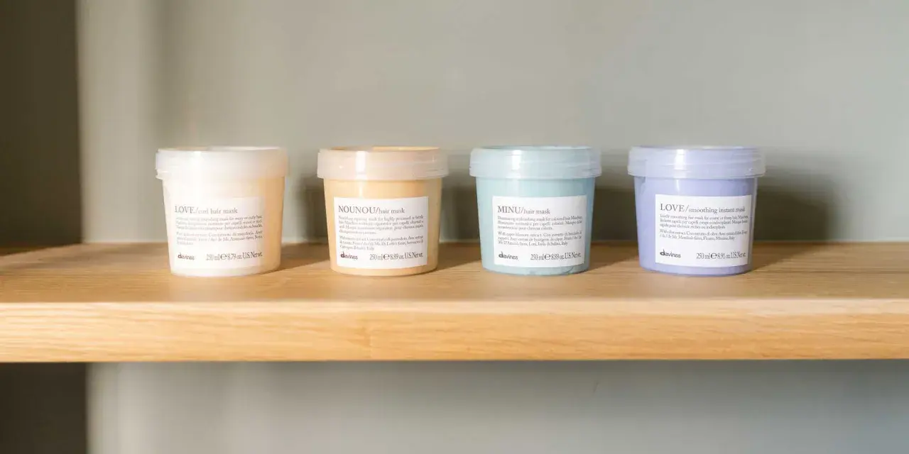 Quattro maschere per capelli Davines su uno scaffale. Scopri quanto tenerla per un trattamento ottimale.