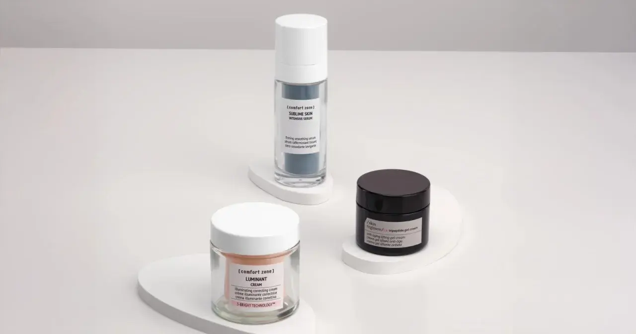 Tre prodotti skincare: un siero, una crema e un gel. Scopri cosa sono i retinoidi e come possono migliorare la tua pelle.