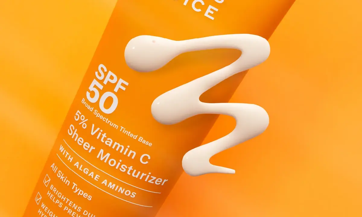 Crema solare SPF 50 con Vitamina C e acido salicilico, ideale per proteggere la pelle dal sole e idratarla.
