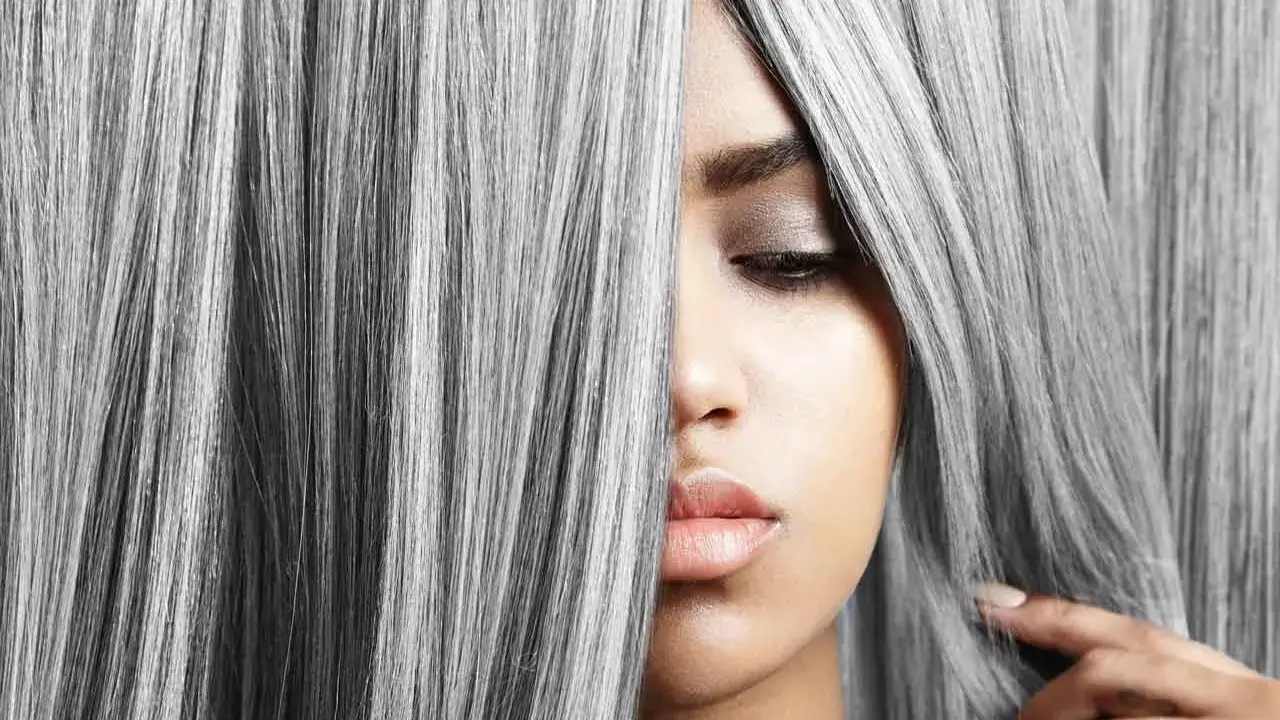 Capelli grigi e biondi, un trucco per capelli sale e pepe che dona un look audace e moderno.