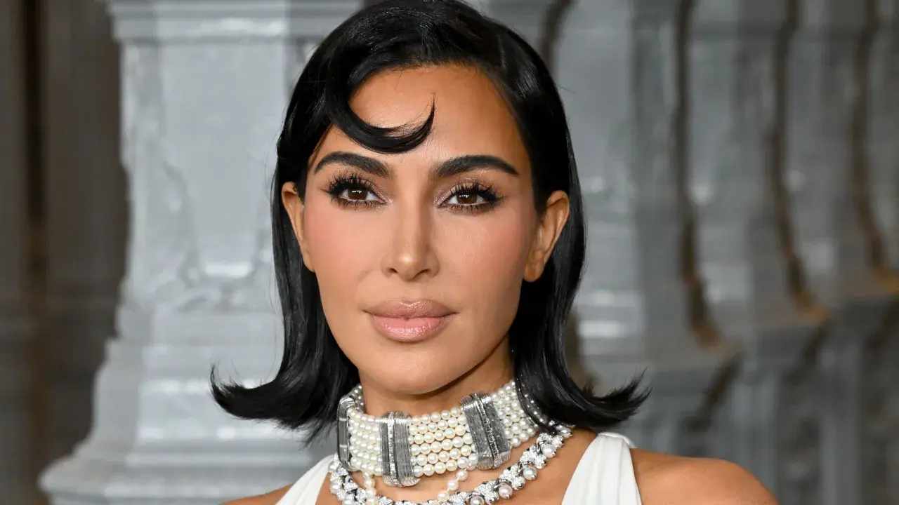 Kim Kardashian con un look sofisticato, evidenziando la tecnica del "baking" per un incarnato impeccabile.