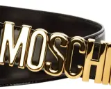 Cintura donna Moschino in pelle nera lucida con logo dorato a lettere cubitali. Un accessorio iconico per un look audace.