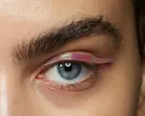 Occhi piccoli trucco per ingrandire: eyeliner grafico iridescente che allunga lo sguardo, creando un effetto magnetico.