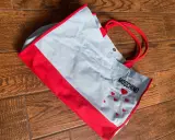 Shopper Moschino azzurro e rosso con cuoricini. Perfetta per portare con te un tocco di stile.