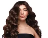Capelli castani, lunghi e ondulati, morbidi e lucenti grazie al segreto di lasciare il balsamo sui capelli tutta la notte.