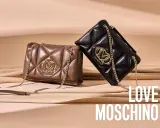 Due borse Moschino, una marrone e una nera, con trapuntatura a rombi e logo dorato. Le moschino tasche sono perfette per ogni occasione.