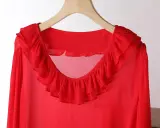 Blusa in chiffon rossa con ruches sul collo e sulle maniche. Un capo elegante e leggero.