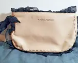 Borsa Alberta Ferretti in pelle color pesca con dettagli in chiffon nero e manico intrecciato.