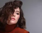Modella con capelli castani mossi, un look ispirato a come fare i capelli mossi con onde morbide e naturali.