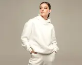 Modella con un'elegante felpa corta bianca, un look casual ma chic.
