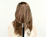 Ingrandimento dei capelli sfibrati, mostrando le cause di fragilità e secchezza.