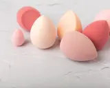 Set di beauty blender in varie tonalità pastello, perfetti per un'applicazione impeccabile del makeup. Scopri come si usa per un finish naturale.