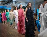 Sfilata di Alberta Ferretti con abiti corti e lunghi, in tessuti leggeri e colori vivaci, che danzano sulla passerella.