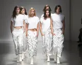 Sfilata Alberta Ferretti: abiti bianchi con dettagli scintillanti, un'espressione di filosofia minimalista e audace.