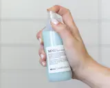 Mano che spruzza siero per capelli MINU. Ideale per capelli colorati, quando metterlo? Dopo lo shampoo, sui capelli tamponati.