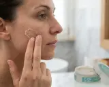 Donna applica esfoliante viso con grani fini. Scopri cos'è e come usarlo per una pelle luminosa.