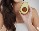 Scopri i benefici dell'avocado per capelli sani e luminosi. Un frutto ricco di nutrienti per la tua chioma.
