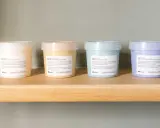 Quattro maschere per capelli Davines su uno scaffale. Scopri quanto tenerla per un trattamento ottimale.