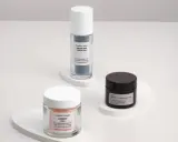 Tre prodotti skincare: un siero, una crema e un gel. Scopri cosa sono i retinoidi e come possono migliorare la tua pelle.