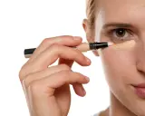 Applicazione di correttore sotto l'occhio, un passo essenziale per chi vuole sapere come togliere trucco waterproof e avere un incarnato perfetto.