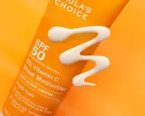Crema solare SPF 50 con Vitamina C e acido salicilico, ideale per proteggere la pelle dal sole e idratarla.
