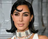 Kim Kardashian con un look sofisticato, evidenziando la tecnica del "baking" per un incarnato impeccabile.