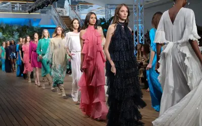 Sfilata di Alberta Ferretti con abiti corti e lunghi, in tessuti leggeri e colori vivaci, che danzano sulla passerella.