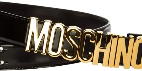 Cintura donna Moschino in pelle nera lucida con logo dorato a lettere cubitali. Un accessorio iconico per un look audace.