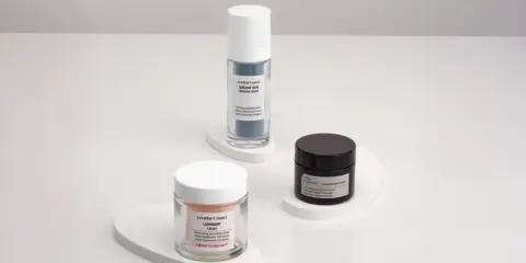 Tre prodotti skincare: un siero, una crema e un gel. Scopri cosa sono i retinoidi e come possono migliorare la tua pelle.