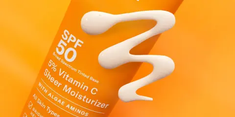 Crema solare SPF 50 con Vitamina C e acido salicilico, ideale per proteggere la pelle dal sole e idratarla.