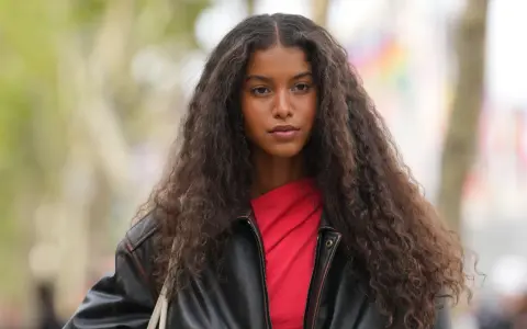 Capelli lunghi e mossi, un look da invidiare. Scopri come si usa la maschera per capelli per ottenere questo risultato.