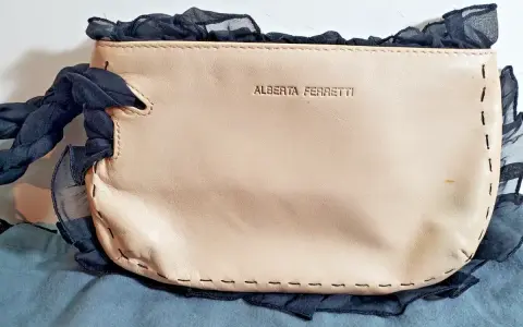 Borsa Alberta Ferretti in pelle color pesca con dettagli in chiffon nero e manico intrecciato.