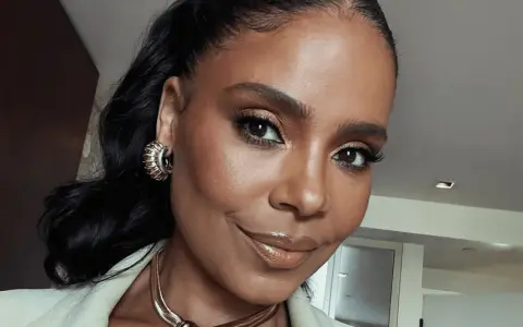 Eleganza per il trucco mamma dello sposo: sguardo intenso, labbra luminose e gioielli dorati.