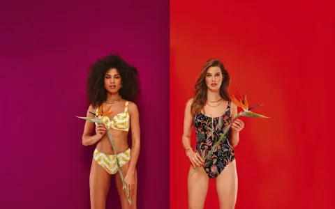 Due modelle con costumi Barrow, una in bikini giallo con fantasia tropicale, l'altra in costume intero nero con stampa floreale esotica.