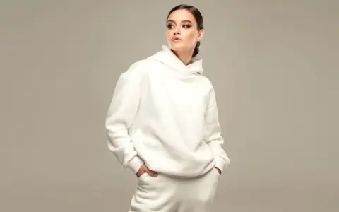 Modella con un'elegante felpa corta bianca, un look casual ma chic.