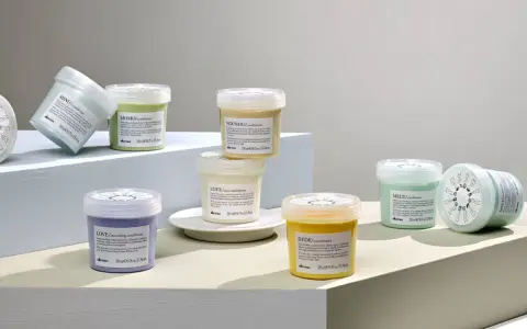 Varietà di balsami Davines in barattolo, per scoprire come avere capelli sani.