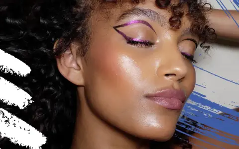 Occhi magnetici con eyeliner fucsia glitterato, labbra nude e pelle luminosa. Un trucco per more che esalta la bellezza naturale.