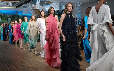Sfilata di Alberta Ferretti con abiti corti e lunghi, in tessuti leggeri e colori vivaci, che danzano sulla passerella.