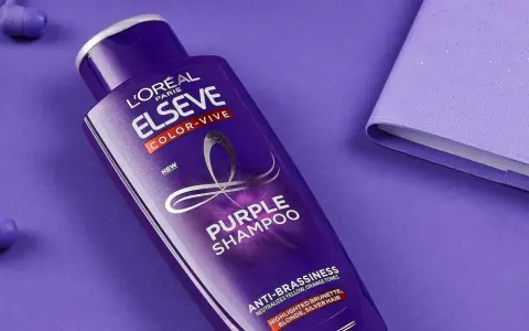 Flacone di shampoo viola L'Oréal Elseve Color-Vive, con auricolari e quaderno viola. Lo shampoo antigiallo schiarisce i capelli, neutralizzando i toni indesiderati.