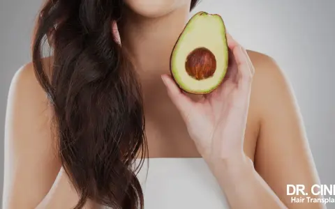 Scopri i benefici dell'avocado per capelli sani e luminosi. Un frutto ricco di nutrienti per la tua chioma.